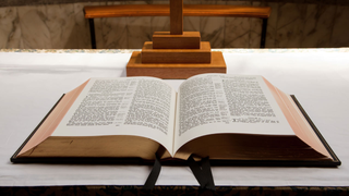 Por qué la mayoría de las Biblias se imprimen a dos columnas en cada página <em></em>